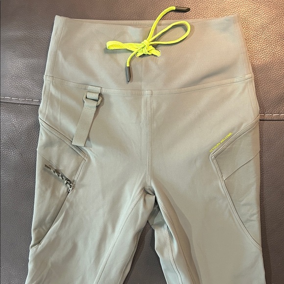 Lululemon Cargo Super-High-Rise Hiking Leggings 25”, size 6 - Picture 4 of 10